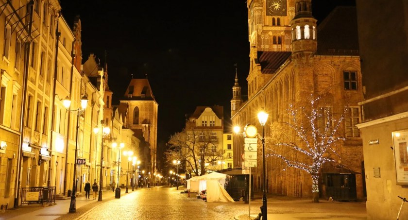 Pijana i naćpana 16-latka leżała na ławce w centrum Torunia