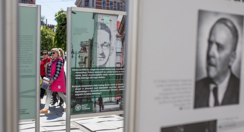 Nowa wystawa IPN przed Urzędem Marszałkowskim w Toruniu