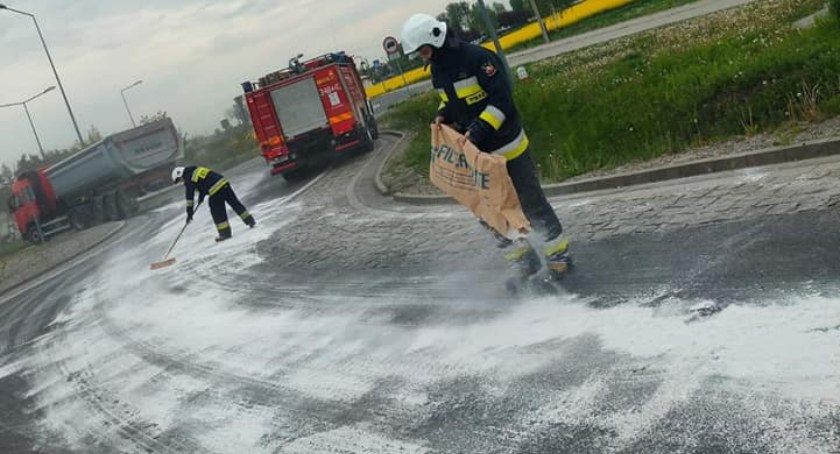 Nieprzyjemny poranek dla kierowców. Duża plama na drodze pod Toruniem