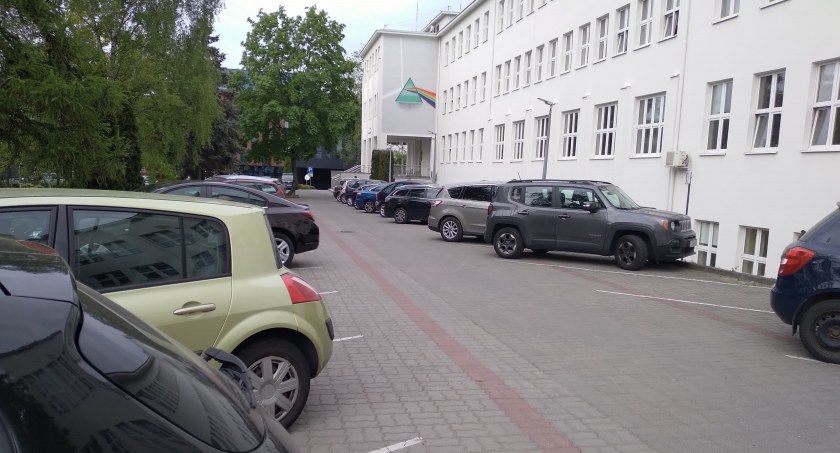 Na budynku UMK w Toruniu pojawiła się… ściąga dla studentów