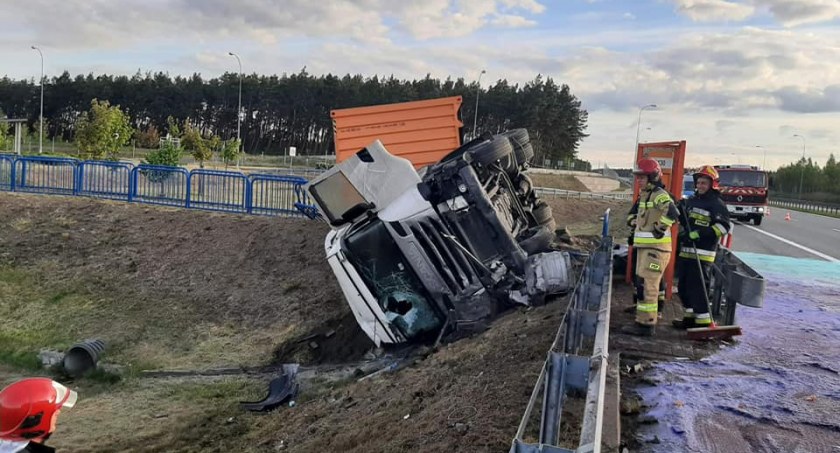 Groźny wypadek pod Toruniem. Kierowca zasnął za kierownicą