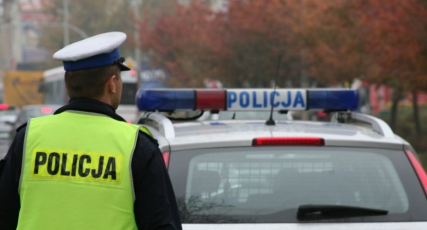 Wypadek w Toruniu. Kierowca osobówki wjechał w przystanek