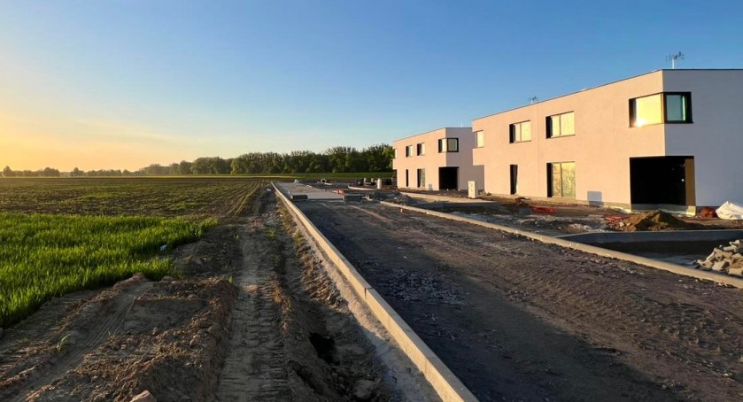 Na granicy Torunia powstaje 58 domów z innowacyjnych materiałów