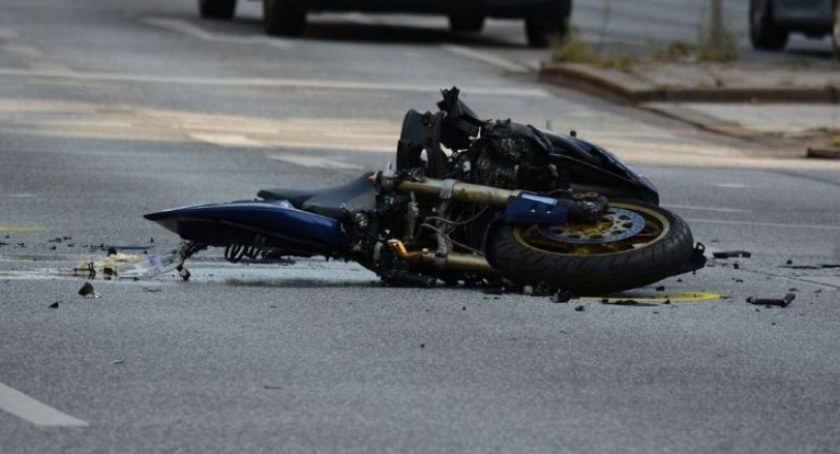 Groźny wypadek pod Toruniem. Kierowca osobówki wjechał w motocyklistę