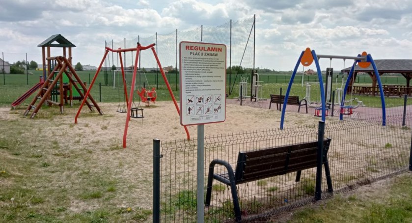 Place zabaw przeszły przeglądy. Dzieci powinny być zadowolone