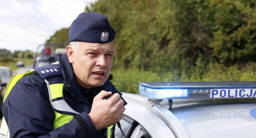 (Nie)zwykła postawa policjantów. Zachwycona kobieta dziękuje komendantowi