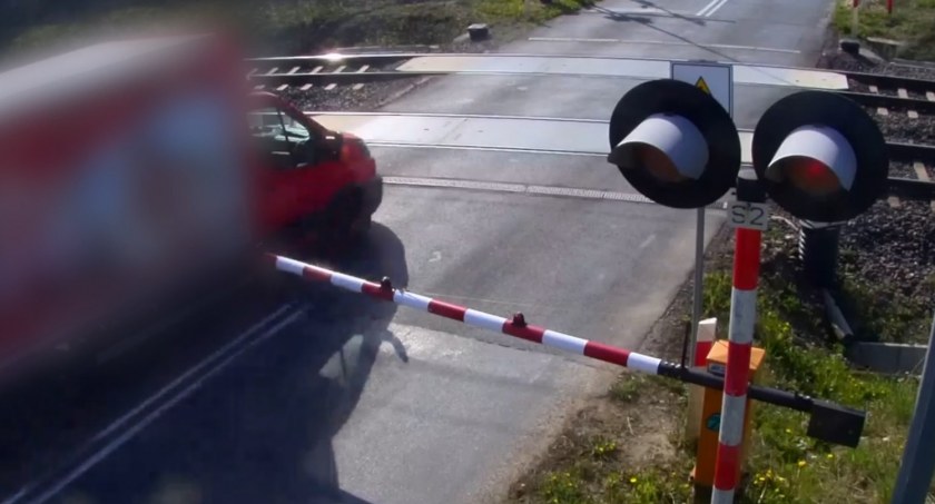 Lekkomyślny torunianin. Dał „popis” na przejeździe kolejowym [WIDEO]