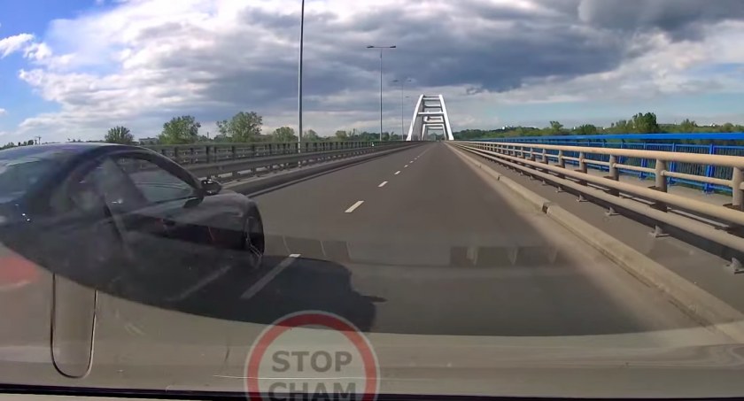 Stop Cham. Nowym mostem w Toruniu niczym na torze Formuły 1