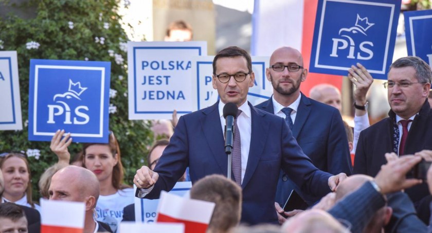 Nowy sondaż partyjny. PiS wciąż z ogromnym poparciem