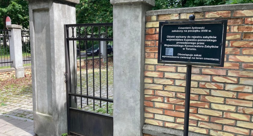 Miasto naprawi mur zabytkowego cmentarza żydowskiego