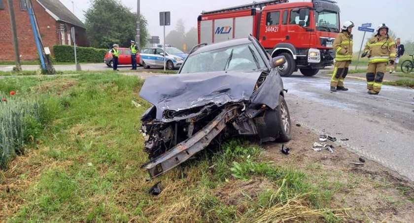 Niebezpieczna kraksa pod Toruniem. Karetka zabrała dwie osoby do szpitala