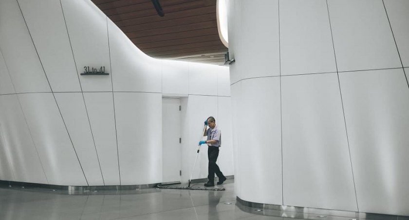 Szorowarka do podłóg - specjalista od usuwania zanieczyszczeń