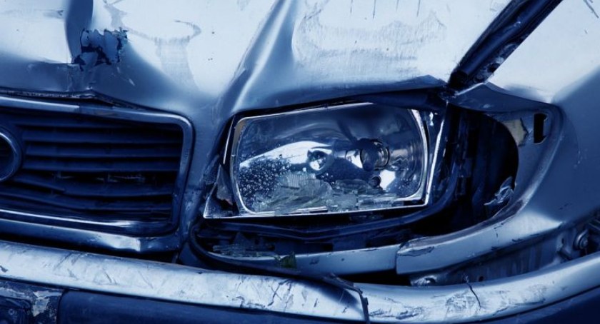 Groźny wypadek pod Toruniem. Na drodze dachowało auto