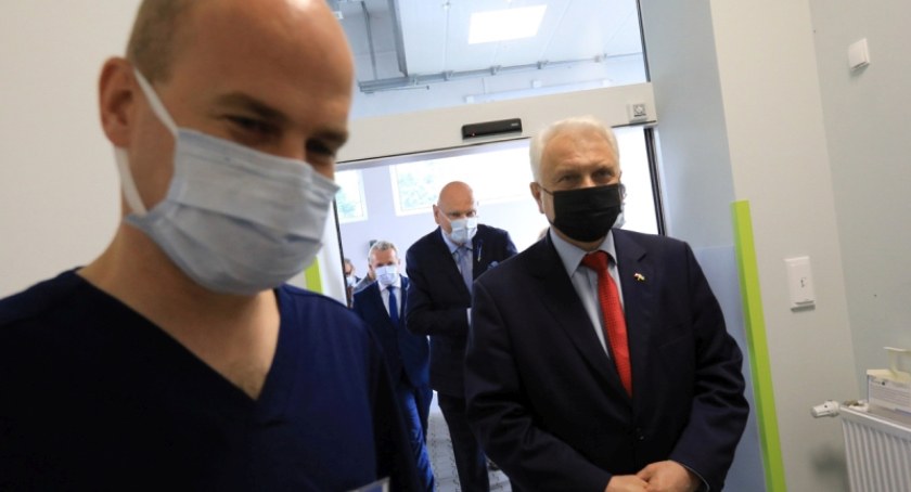 Protest przed szpitalem miejskim w Toruniu. Lekarze odejdą z pracy?