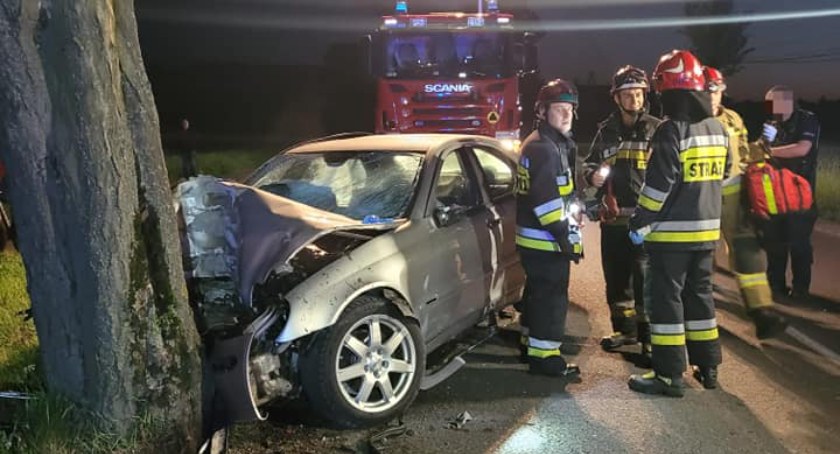 Poważny wypadek pod Toruniem. Kompletnie pijany kierowca uderzył w drzewo