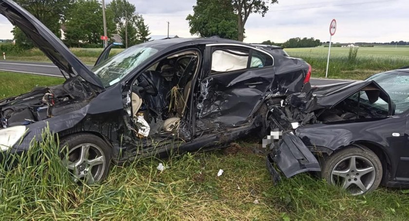 Koszmarny wypadek pod Toruniem. Kierowca zakleszczony w aucie
