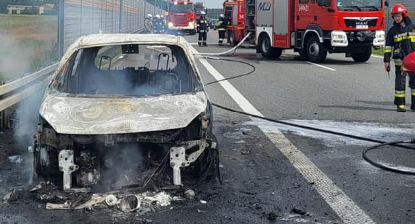 Pożar samochodu pod Toruniem. Autem podróżowała rodzina z dziećmi 