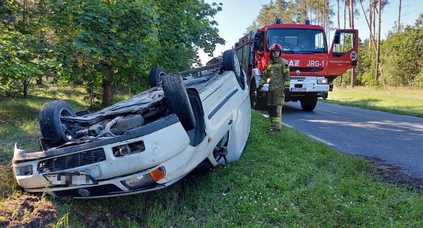 Dachowanie w Toruniu. Straż pożarna podnosiła wywrócone auto