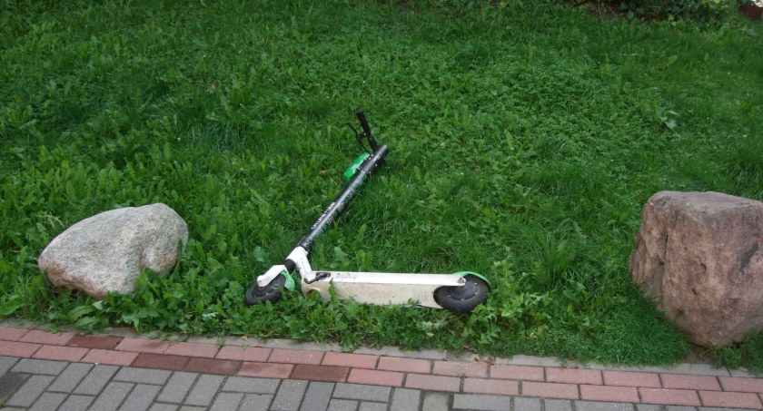 Koniec z porozrzucanymi hulajnogami w Toruniu? Miasto ma pomysł