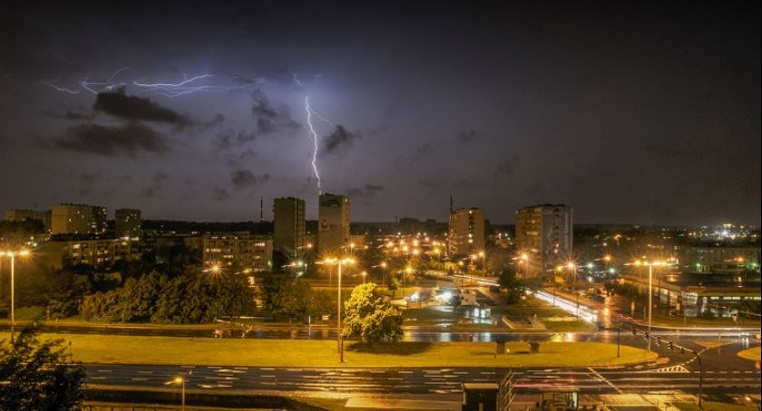 Ostrzeżenie przed niebezpieczną pogodą w Toruniu. Burze to nie wszystko