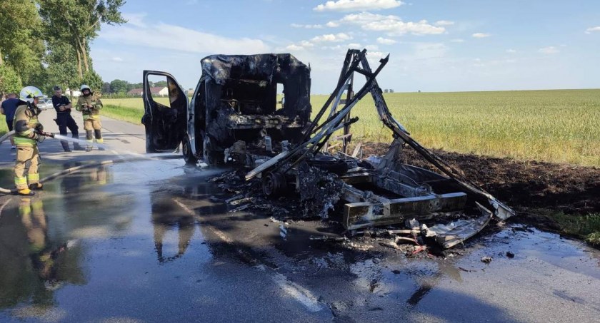 Samochód w płomieniach. Akcja strażaków na drodze pod Toruniem