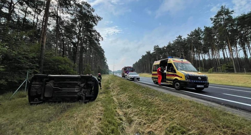 Niebezpieczny wypadek na „trasie śmierci”. Auto wypadło z drogi