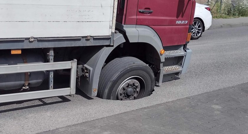 Drogowa pułapka w Toruniu. Na ulicy zapadł się asfalt