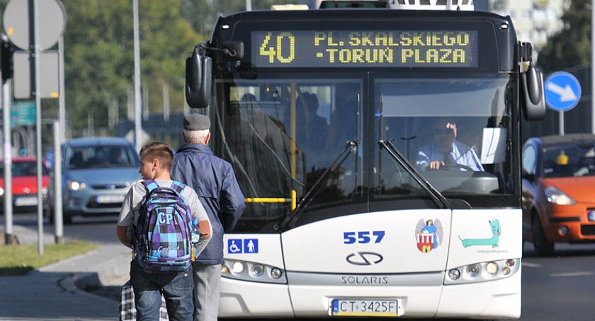 Nowe tabliczki z rozkładami jazdy rozwścieczyły mieszkańców Torunia