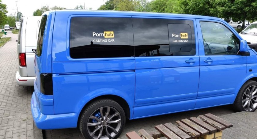 Pod Toruniem zniknął samochód „Pornhub CASTING CAR”