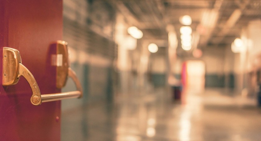 Pod Toruniem tir potrącił 15-latkę. Dziewczyna walczy o życie