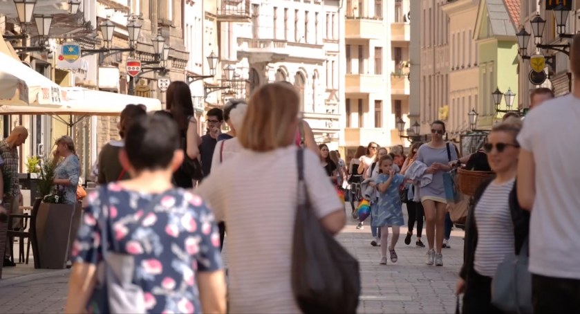 Półnagi, agresywny mężczyzna urządził „show” w centrum Torunia