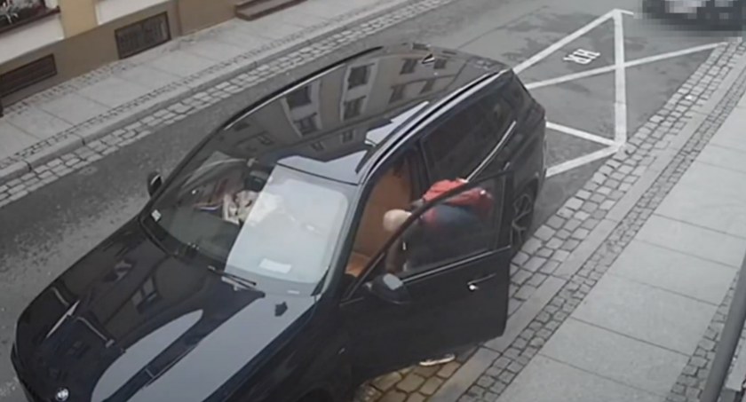 Z papierosem w ustach okradł BMW w centrum Torunia [WIDEO]