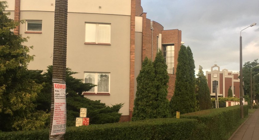 Teren przed kościołem w komunikatach. Do Torunia nadjeżdża towar z Niemiec