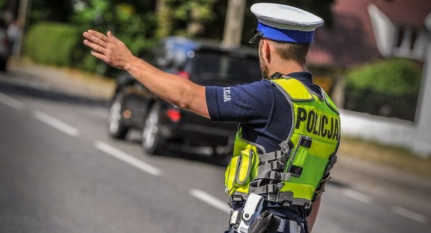 Trwa akcja na ulicach Torunia. Policjanci wyszli zza biurek