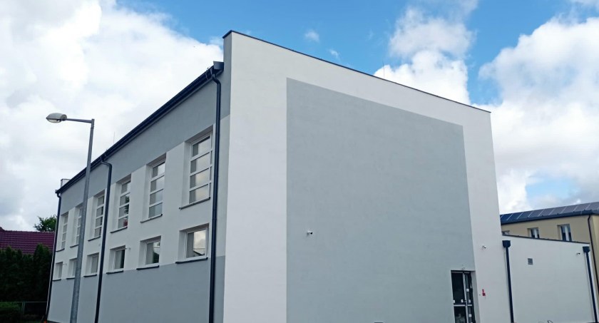 Koniec lekcji w remizie. Nowa sala sportowa niemal gotowa