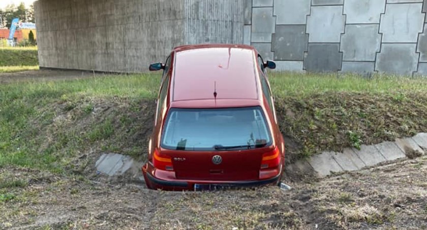 Volkswagen wpadł do rowu. W aucie były trzy osoby, w tym dziecko