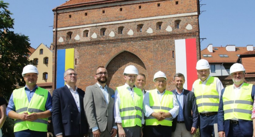 Wszyscy święci z PiS-u chcieli mieć fotkę z ministrem. Dla niektórych zabrakło kasków