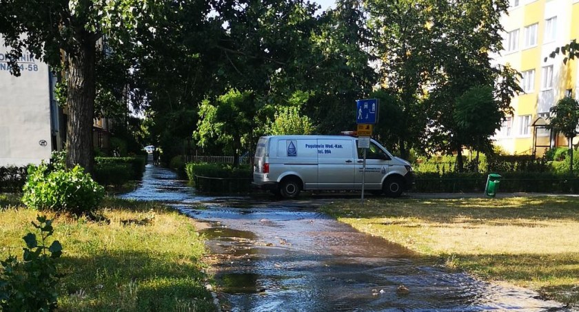 Woda zalała osiedle w Toruniu. Wodociągi podają przyczynę wielkiej awarii