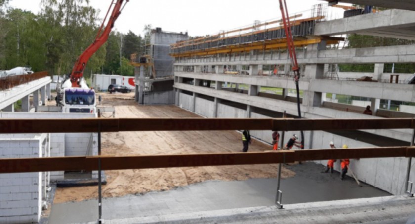 Budowa nowego parkingu w Toruniu. Będą hałasować także w nocy