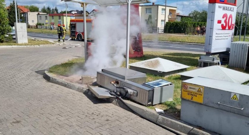 Samochód wjechał w dystrybutor gazu w Toruniu. Ulica została zamknięta
