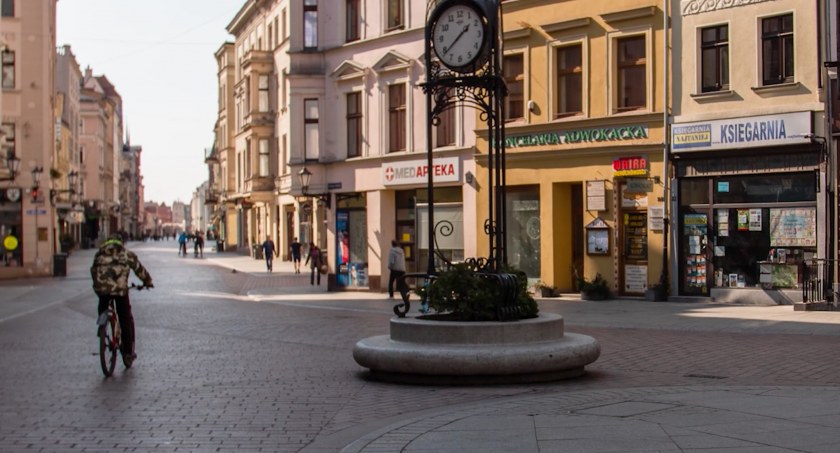 Skandal w centrum Torunia. 36-latek straszył kobiety pistoletem