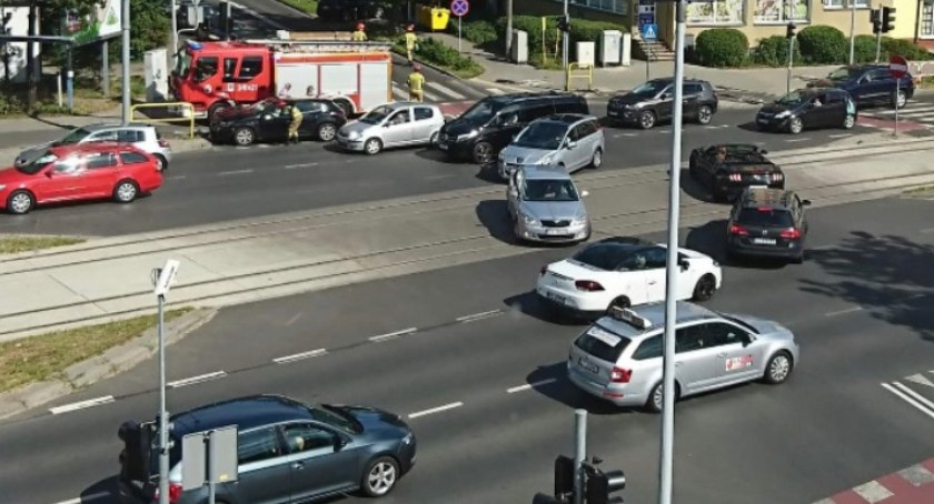 Kolejna kraksa na „wypadkowym skrzyżowaniu”. Urzędnicy tylko biernie patrzą…