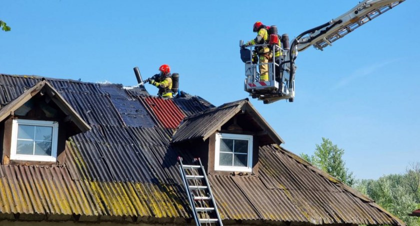 Pożar domu jednorodzinnego w Toruniu. Z ogniem walczyło 20 strażaków