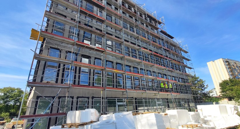 Nowoczesny sześciokondygnacyjny biurowiec powstaje w centrum Torunia