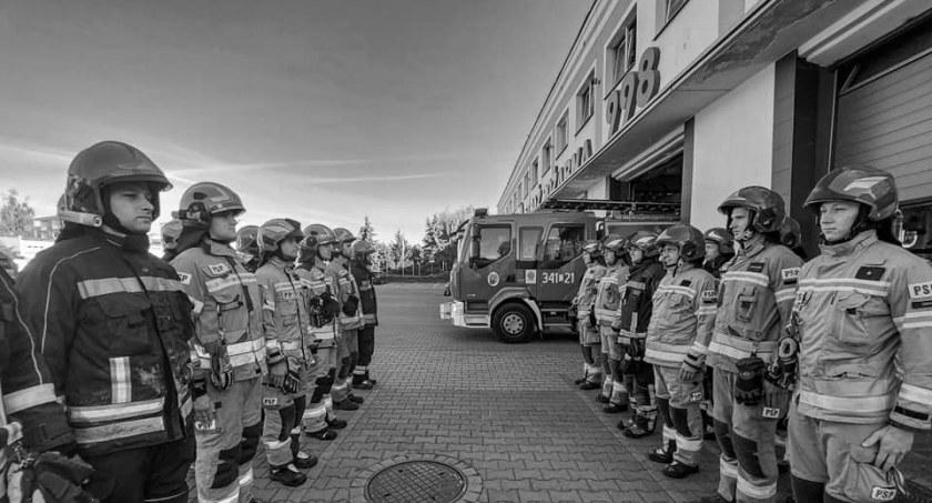 Syreny i minuta ciszy w Toruniu. Strażacy oddali hołd koledze