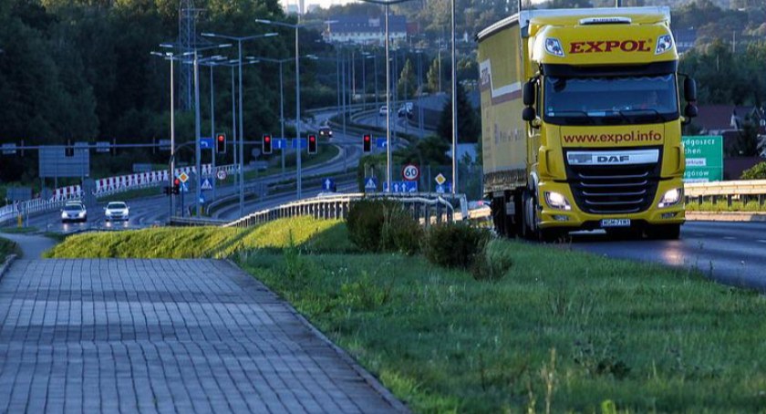 Kierowca TIR-a zepchnął z drogi młodego rowerzystę. Ojciec prosi o pomoc