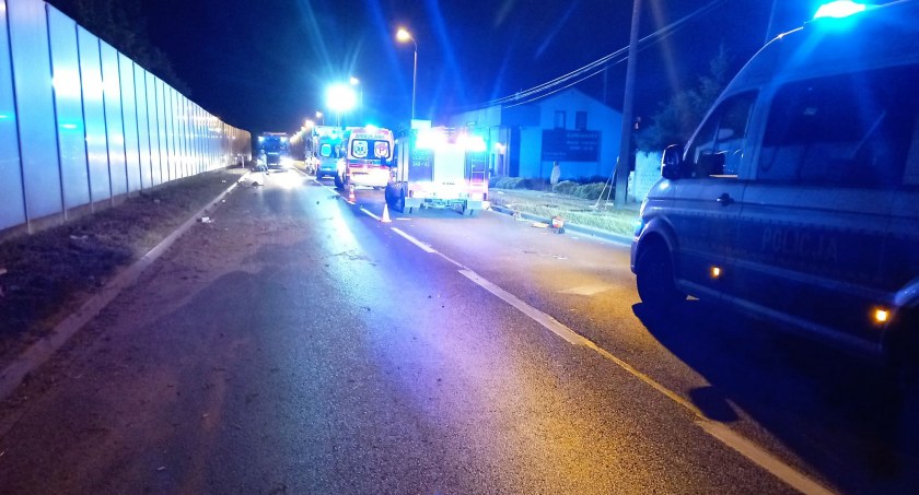 Kierowca uderzył w bariery i uciekł. Pasażerowie wypadli z auta