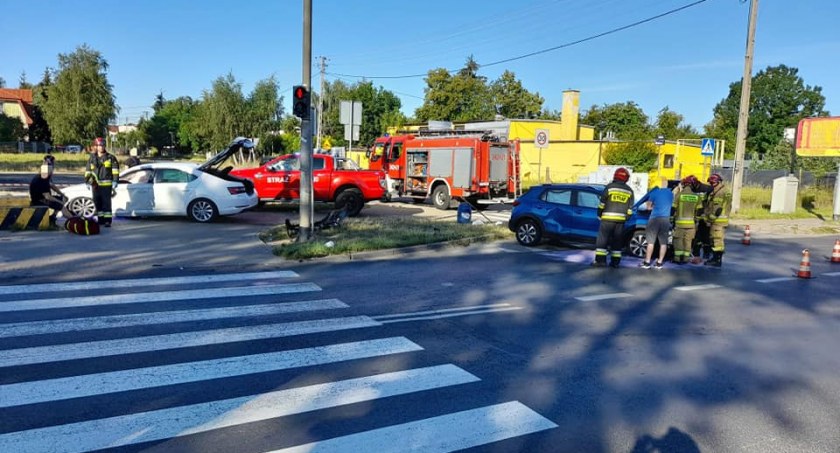 Niebezpieczny wypadek w Toruniu. Kobieta przejechała na czerwonym