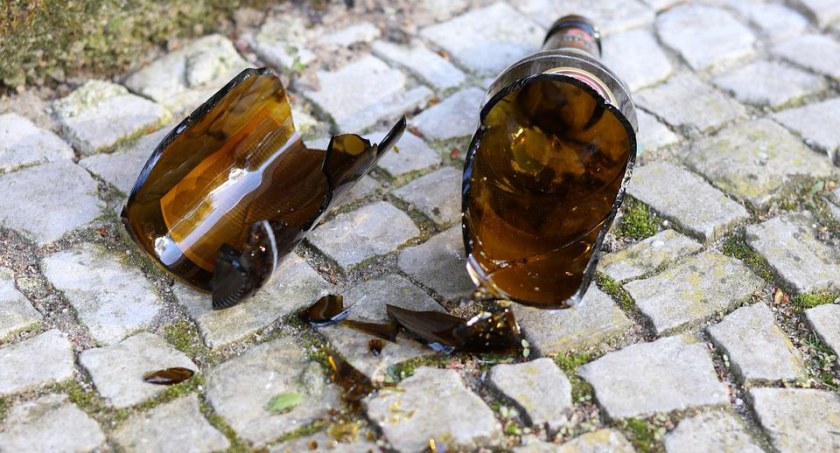 Brutalny atak na Starówce. Jeden z mężczyzn raniony pękniętą butelką