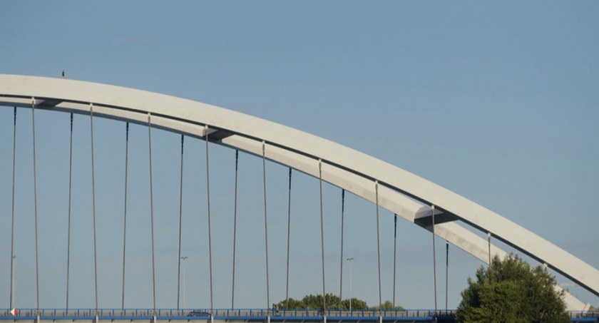 Ekstremalny wyczyn znanego sportowca. Wszedł na most w Toruniu